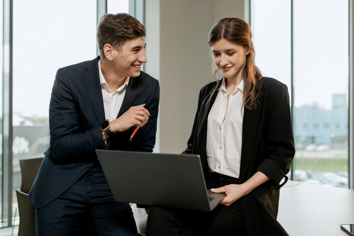 Zwei Mitglieder des RemoteQuill-Teams bei der Arbeit